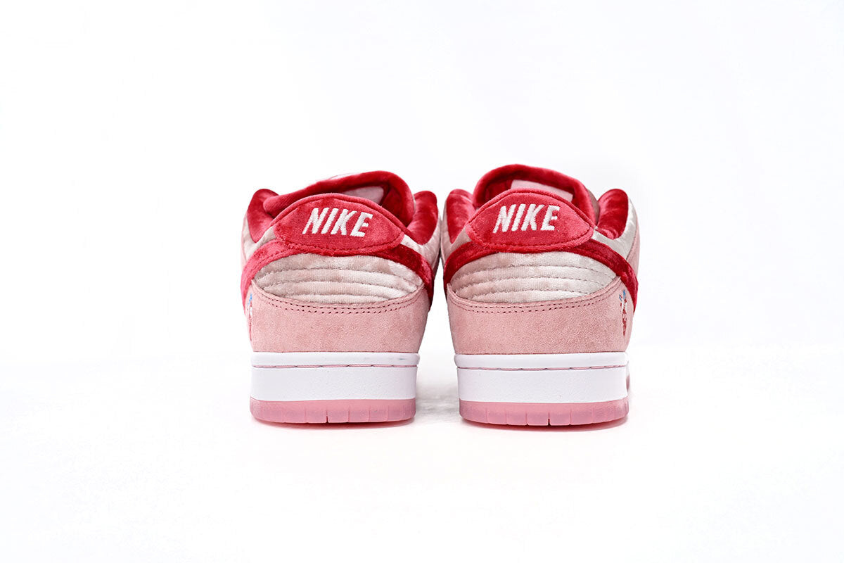 SB Dunk Low "StrangeLove"